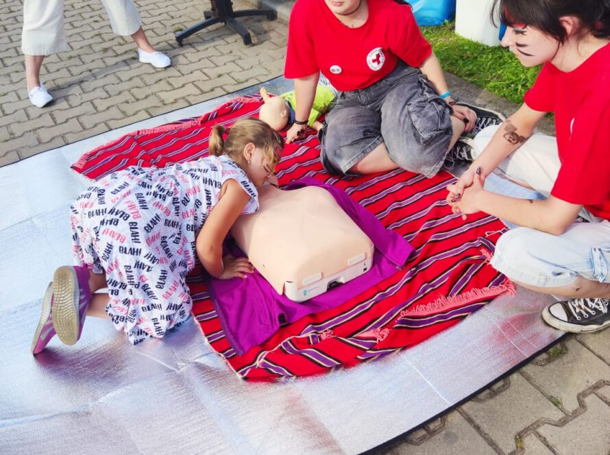 Dzieci uczestniczące w nauce resuscytacji na otwartym powietrzu