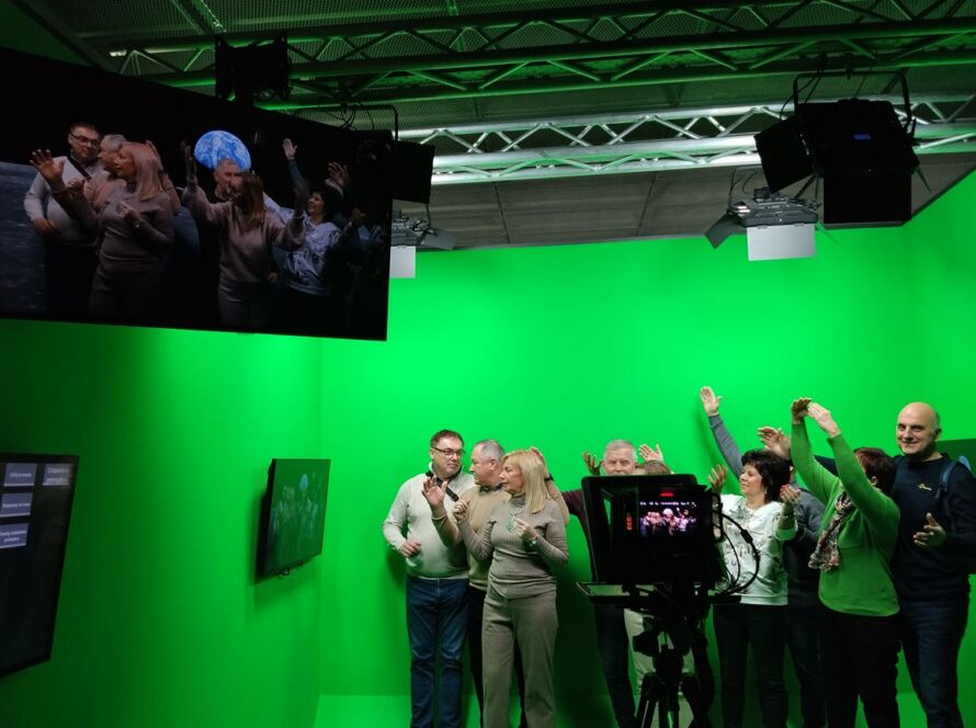 Grupa osób w studiu z zielonym ekranem nagrywająca film