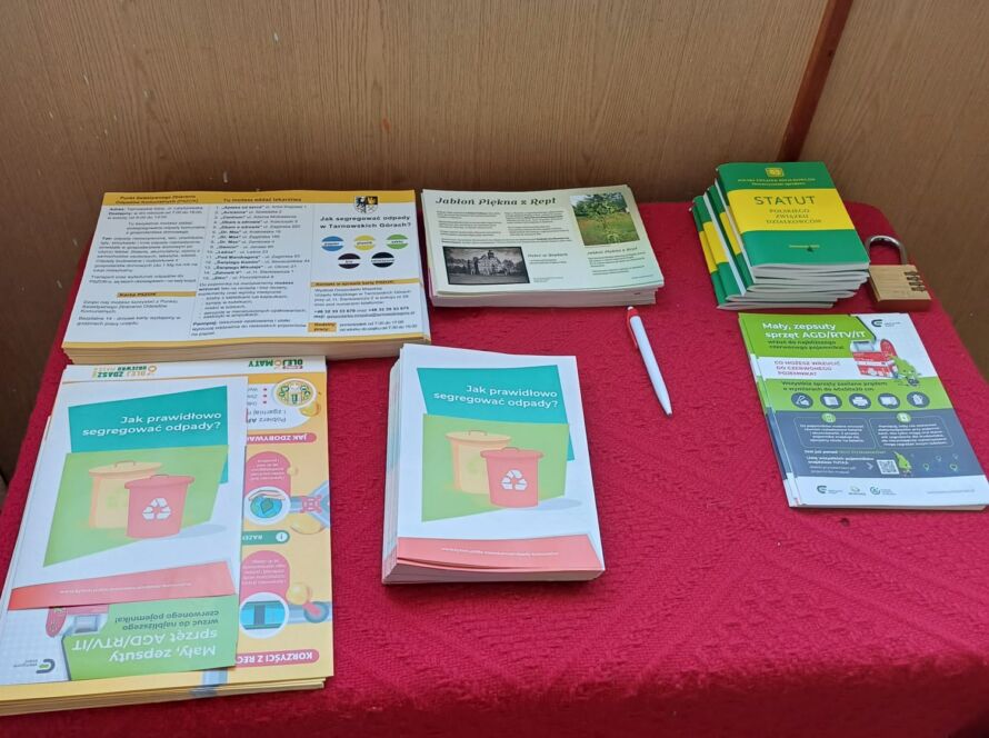 Stół z broszurami i książkami o segregacji odpadów