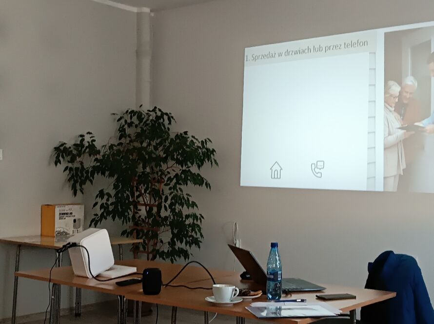 Prezentacja multimedialna na temat sprzedaży w sali konferencyjnej
